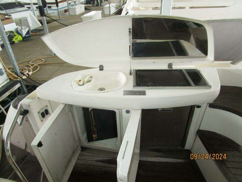 47' Sealine aftdeck wetbar1