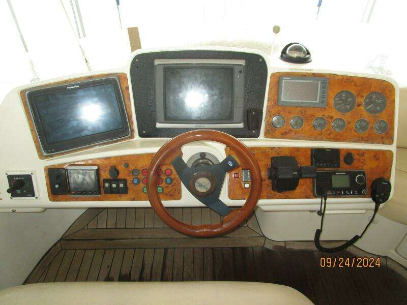 47' Sealine flybridge helm2