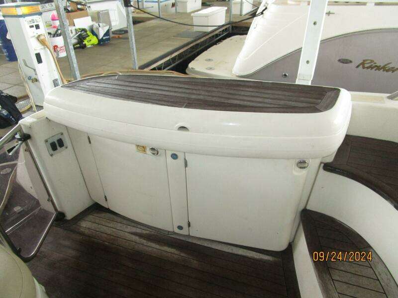 47' Sealine aftdeck wetbar2