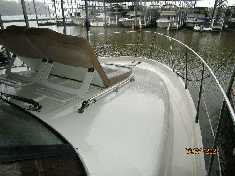 47' Sealine foredeck