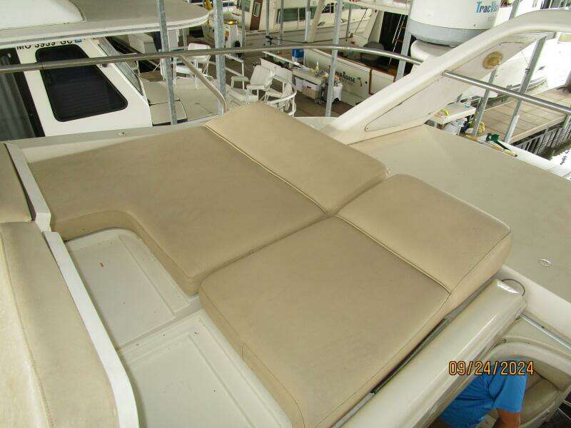 47' Sealine flybridge sunpads