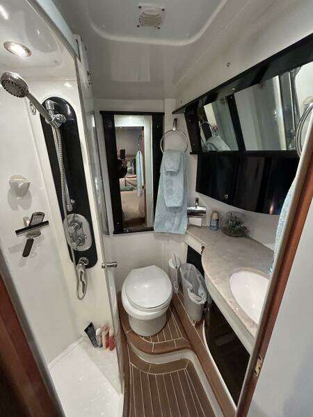47' Sealine master stateroom head