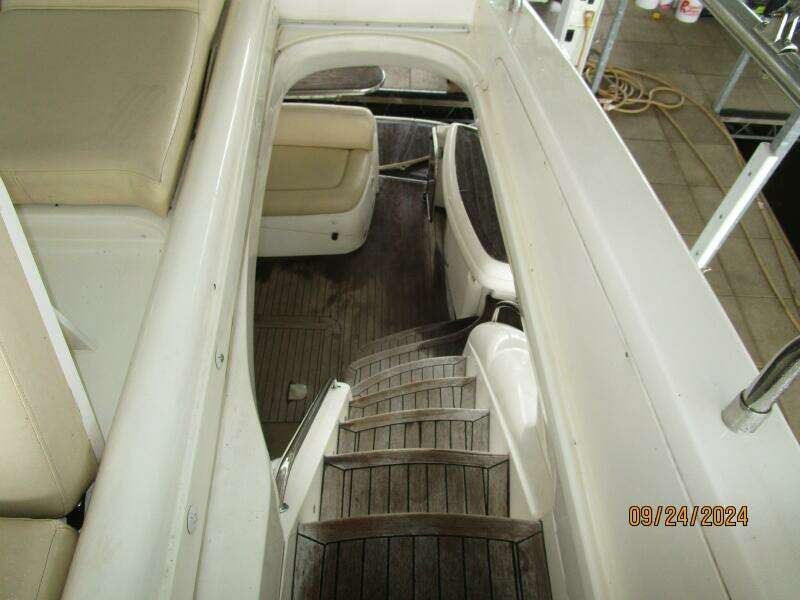 47' Sealine flybridge-aftdeck stairs