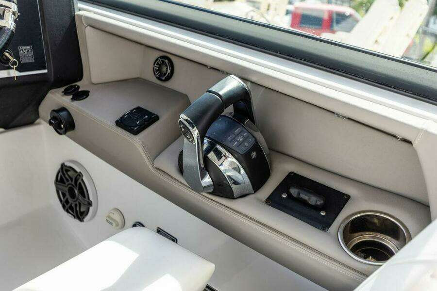 Four Winns 35 - Throttle Control