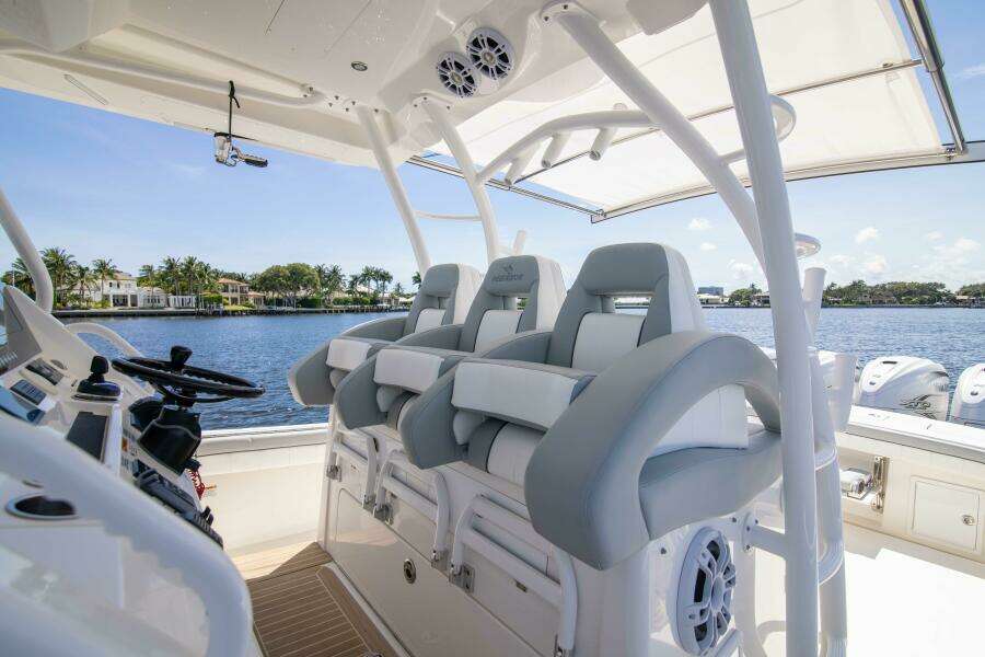 Regulator 41 2021 - Exterior Helm