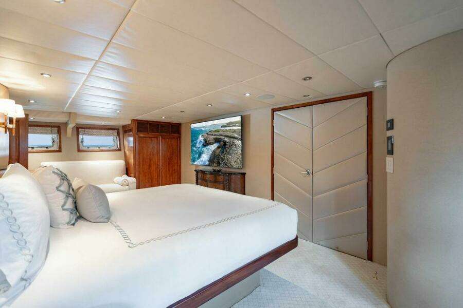 2009 Crystal Yachts Enclosed Pilothouse