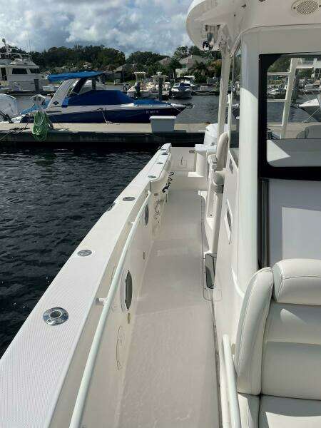 Everglades 32 Dauntless 325CC- Starboard 