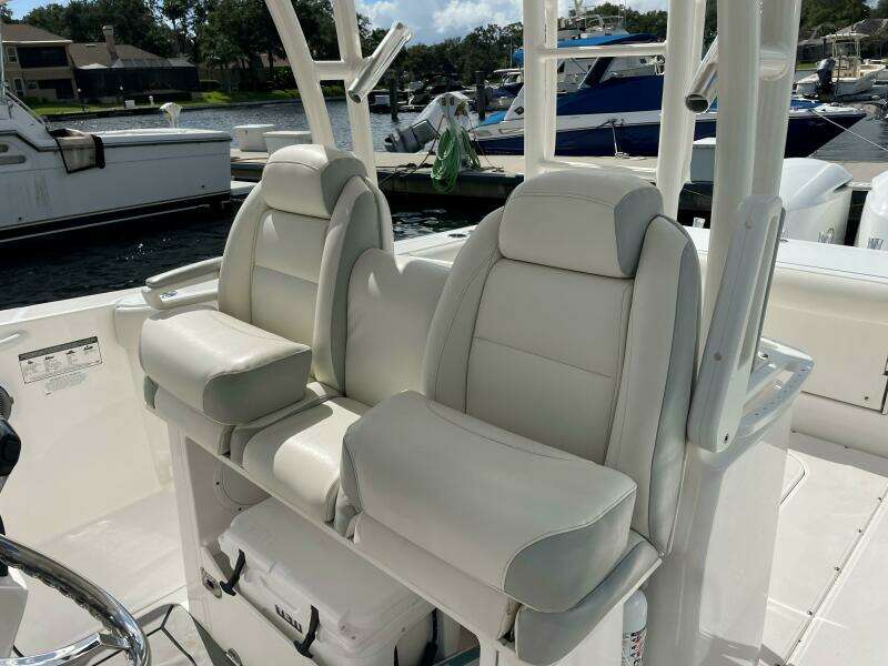 Everglades 32 Dauntless 325CC- Helm Seating 