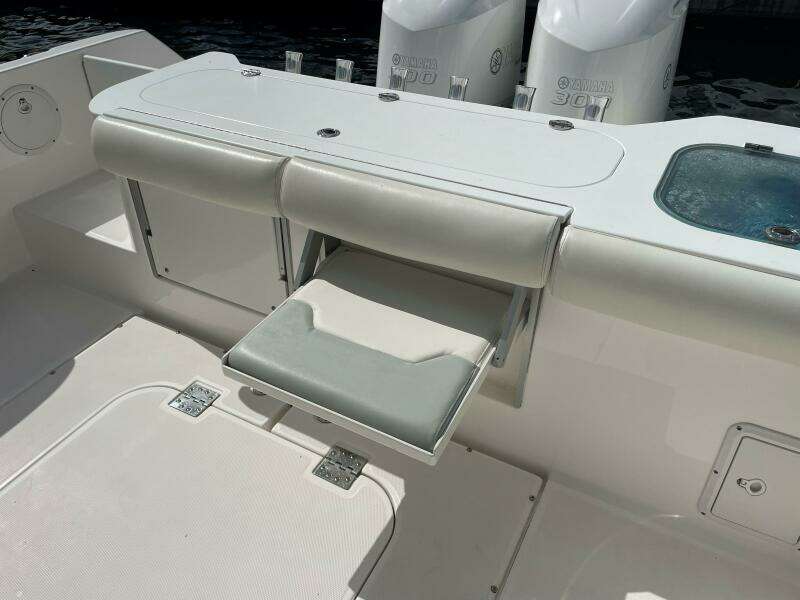 Everglades 32 Dauntless 325CC- Cockpit