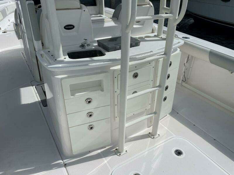 Everglades 32 Dauntless 325CC- Storage