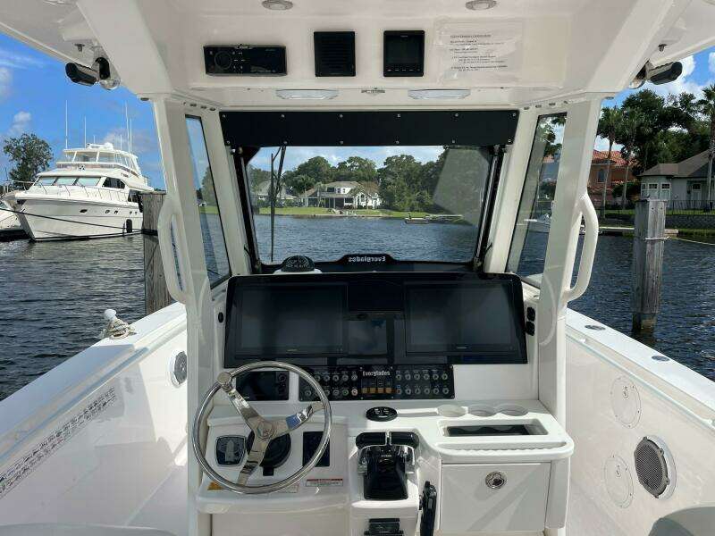 Everglades 32 Dauntless 325CC- Helm 