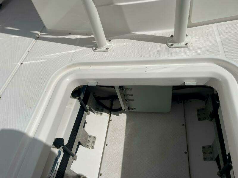 Everglades 32 Dauntless 325CC- Storage