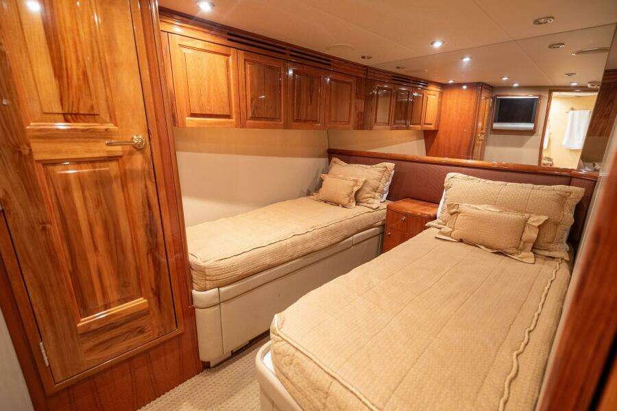 2005 Hatteras 68 Convertible- Guest Stateroom1