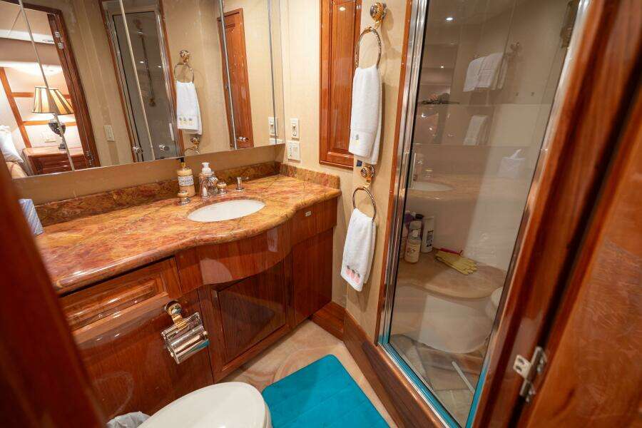 2005 Hatteras 68 Convertible- Master Head