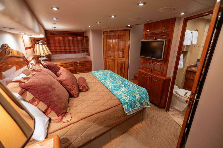 2005 Hatteras 68 Convertible- Master Stateroom 4
