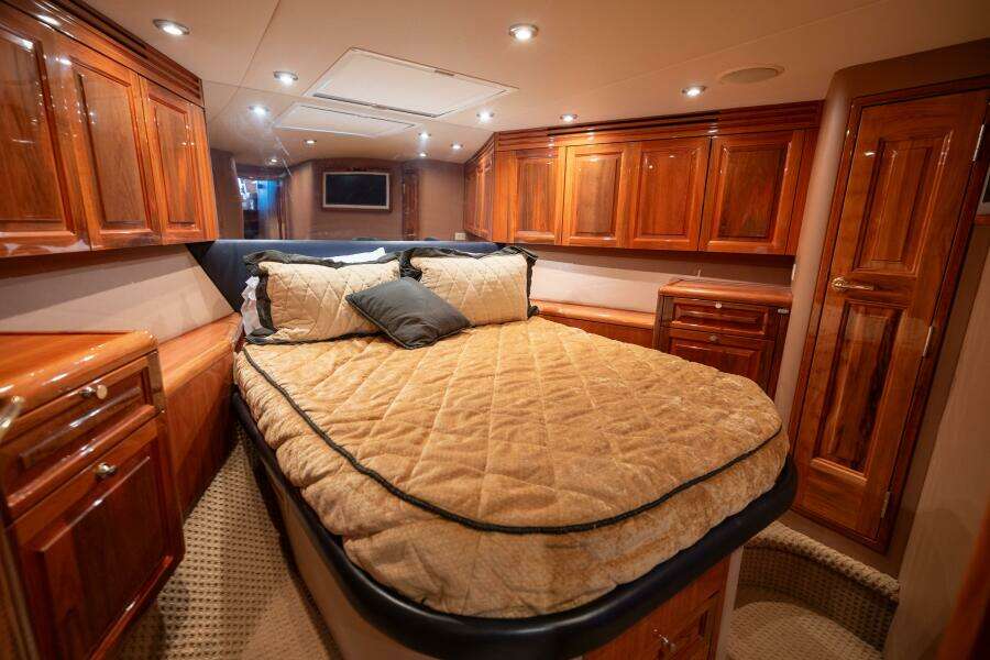 2005 Hatteras 68 Convertible- V.I.P. Stateroom