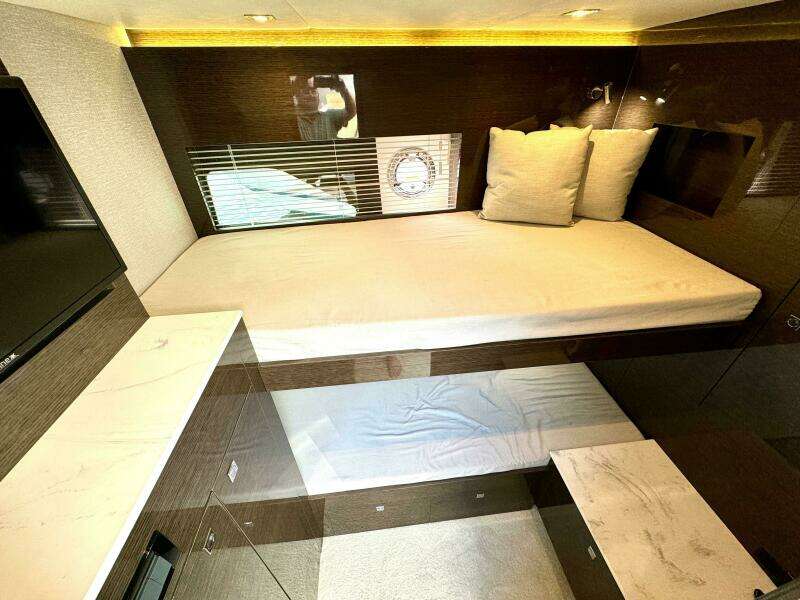 2020 Cruisers Yachts 50 Cantius