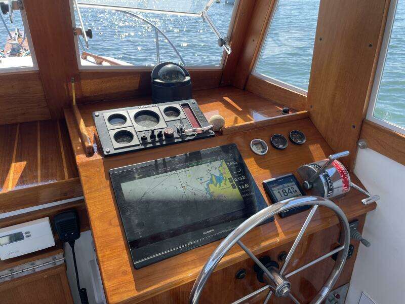 19 Ellis 28 Helm Station
