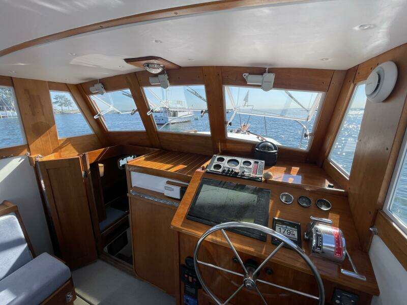 17 Ellis 28 Main Cabin Behind Starboard Side Helm