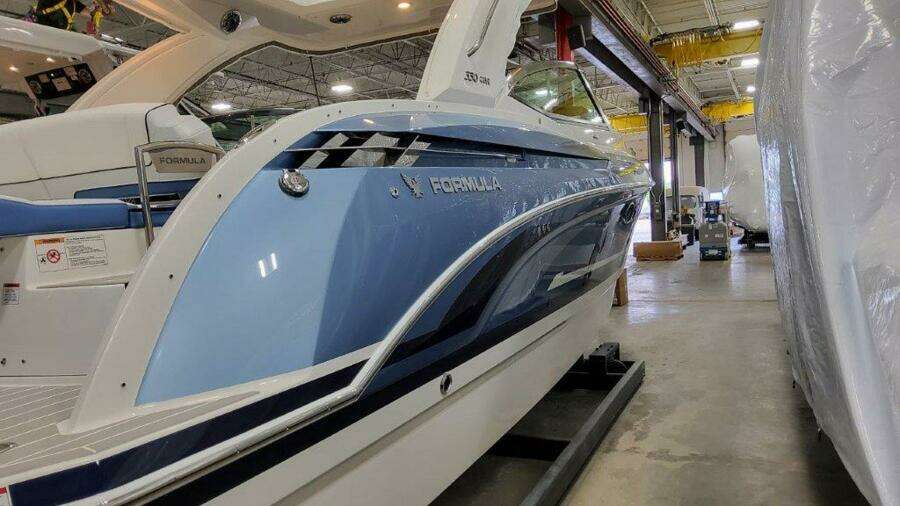 2025 Formula 330 Crossover Bowrider
