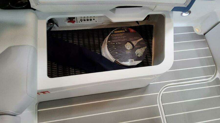 2025 Formula 330 Crossover Bowrider