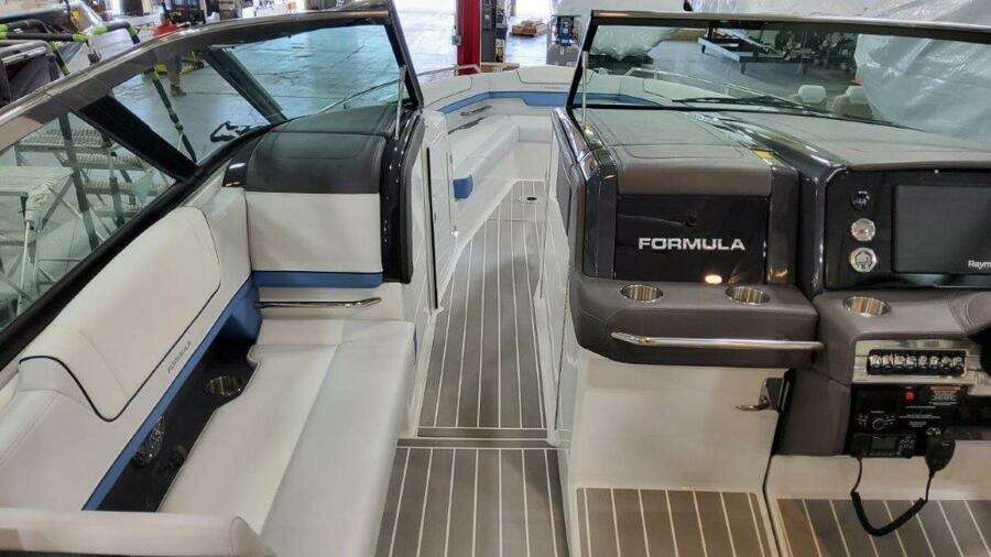 2025 Formula 330 Crossover Bowrider