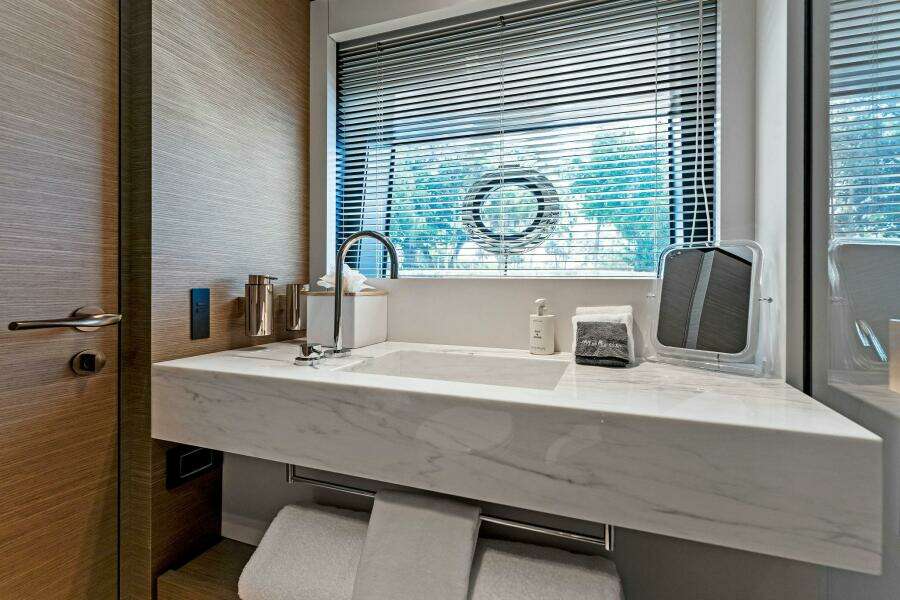 2024 Custom Line Navetta 33