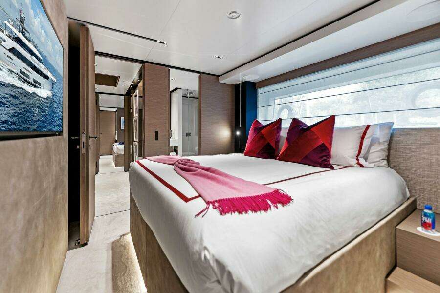 2024 Custom Line Navetta 33