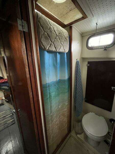  Full head, starboard