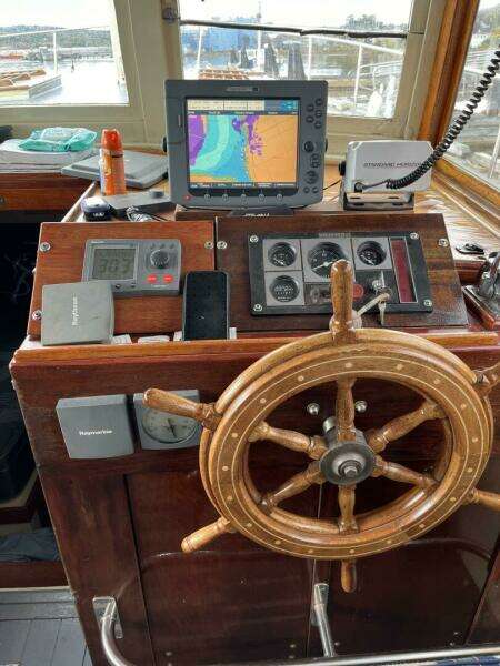 Lower Helm to starboard