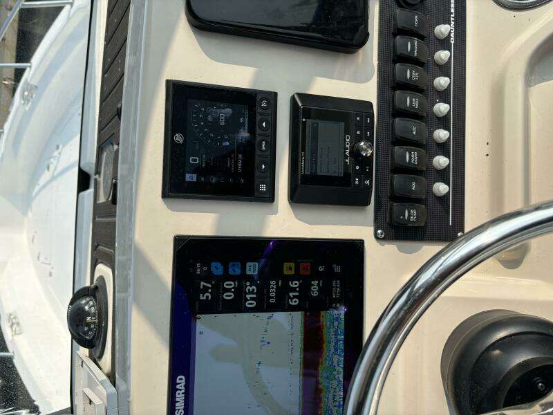 2023 Boston Whaler 250 Dauntless