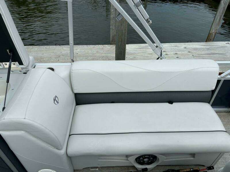 2022 Tahoe GT2585 Center Console Fishing Tritoon