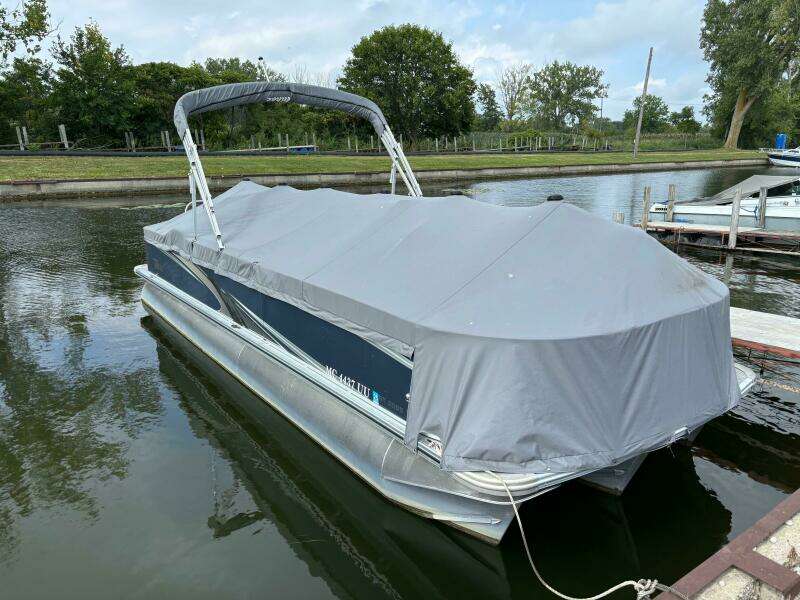 2022 Tahoe GT2585 Center Console Fishing Tritoon