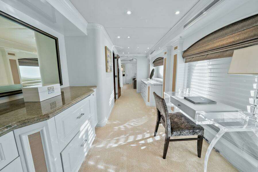 2005 Trinity Yachts Tri-Deck