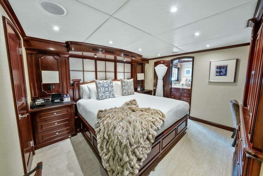 2005 Trinity Yachts Tri-Deck