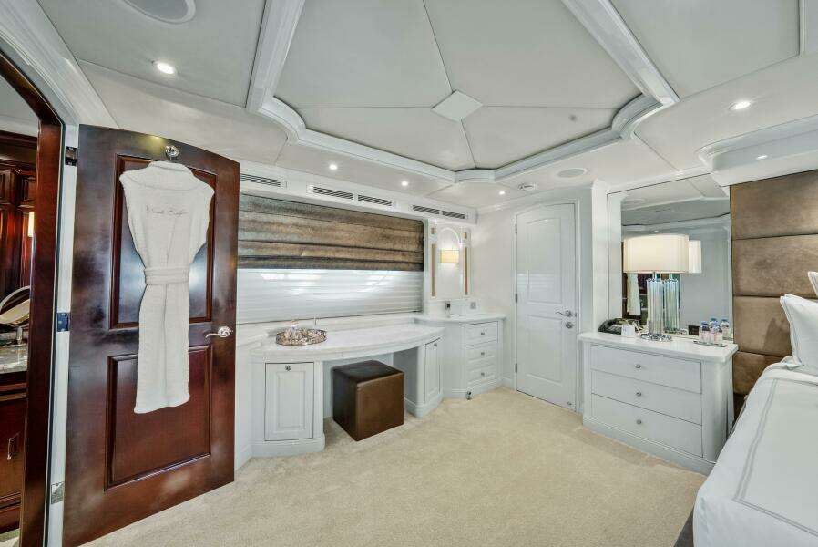 2005 Trinity Yachts Tri-Deck