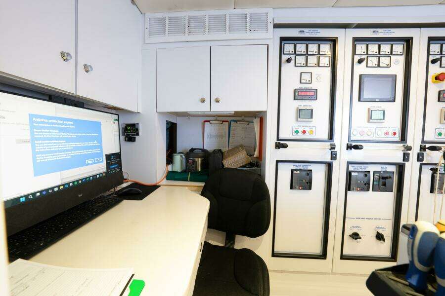 2005 Trinity Yachts Tri-Deck