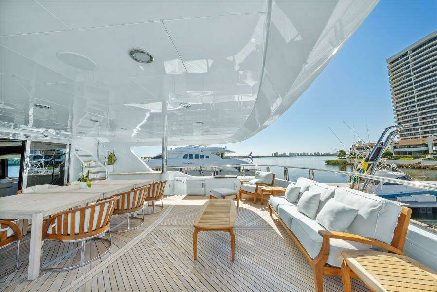 2005 Trinity Yachts Tri-Deck