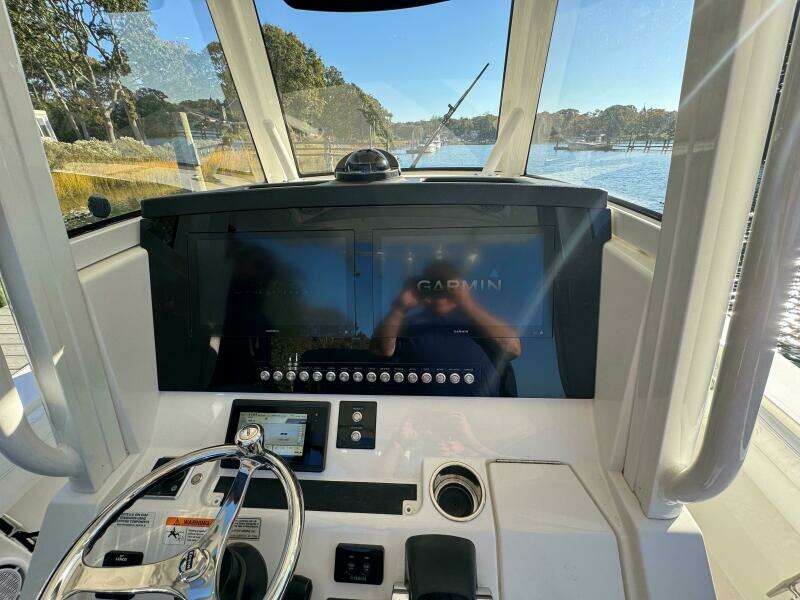 2020 Regulator 31 FS with Mezz