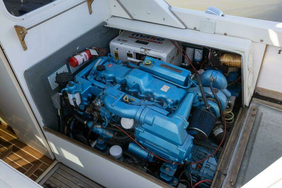 Bertram 31 Viajero- Engine Room