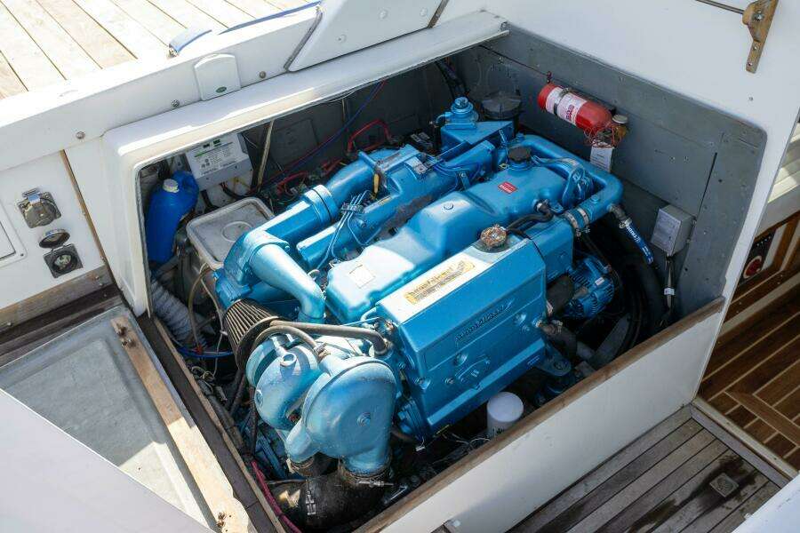 Bertram 31 Viajero- Engine Room