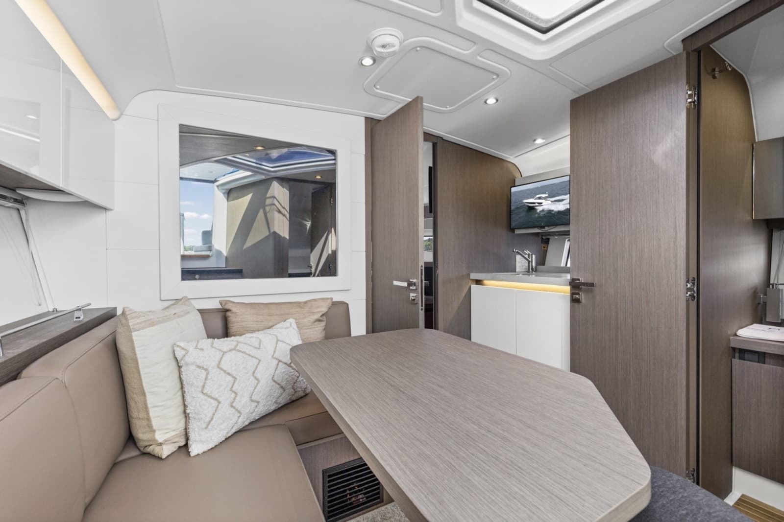 2022 Beneteau 41 Grand Turismo War Downs Eagle Dinette (1)