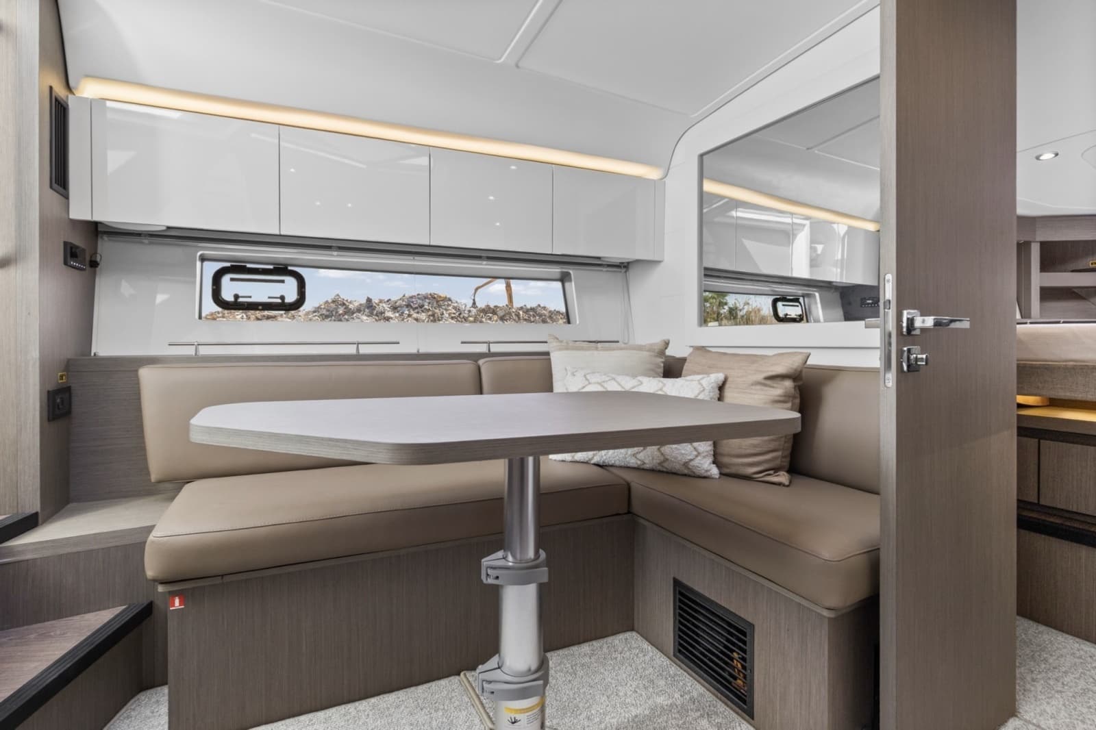 2022 Beneteau 41 Grand Turismo War Downs Eagle Dinette (2)