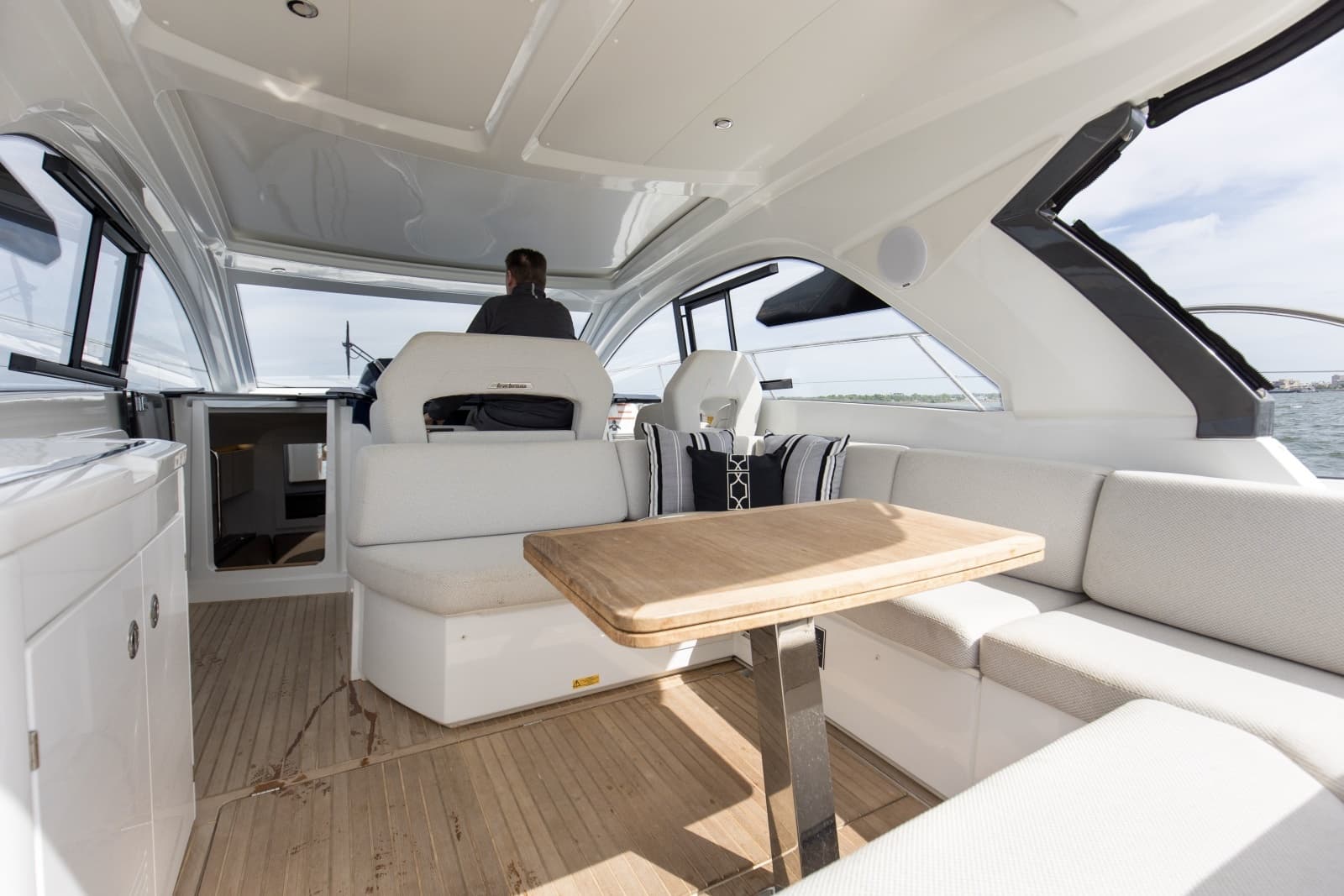 2022 Beneteau 41 Grand Turismo War Downs Eagle Topside (2)