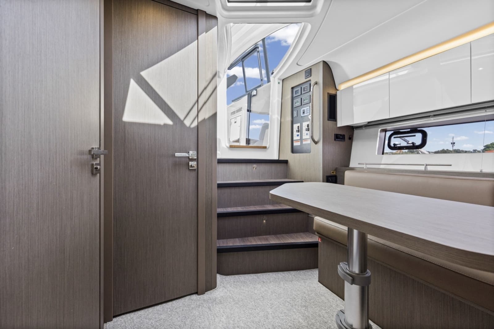 2022 Beneteau 41 Grand Turismo War Downs Eagle Dinette (3)