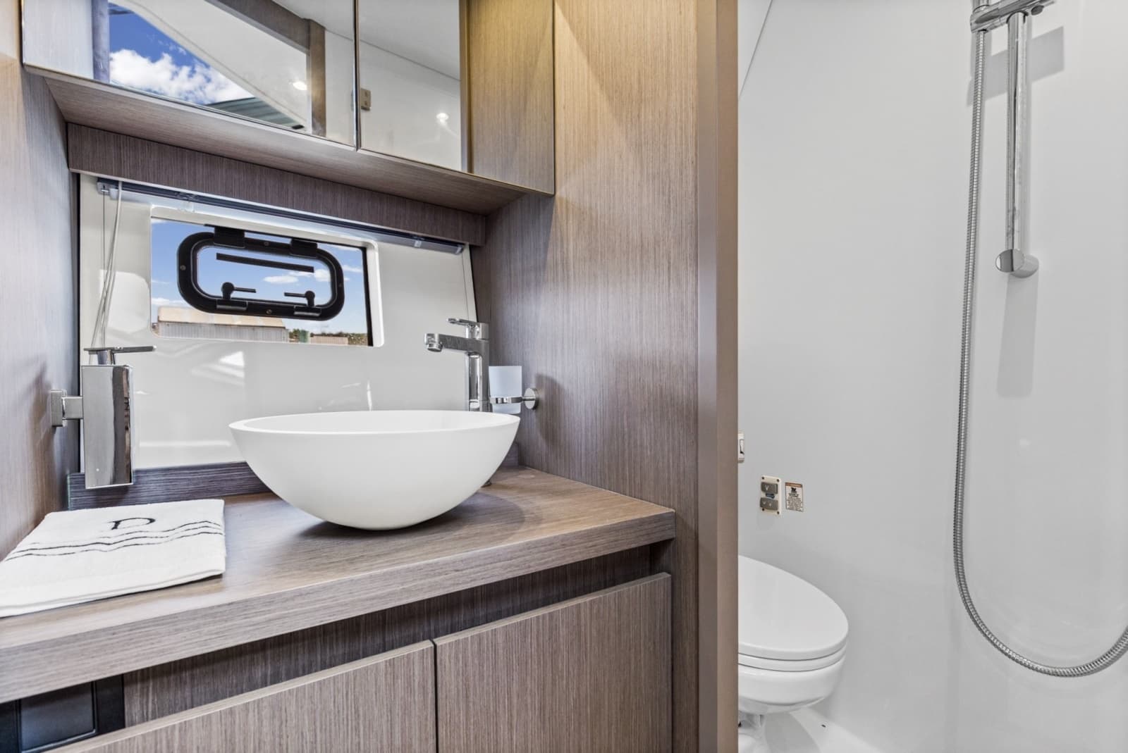 2022 Beneteau 41 Grand Turismo War Downs Eagle Guest Head (1)