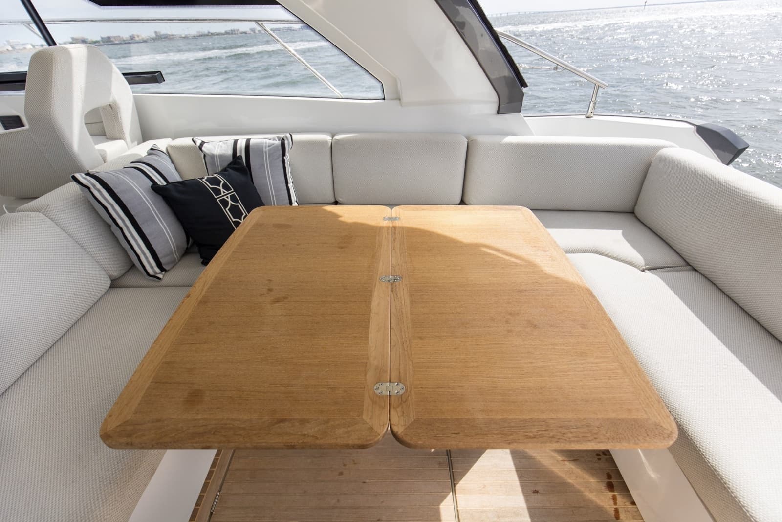 2022 Beneteau 41 Grand Turismo War Downs Eagle Topside (6)