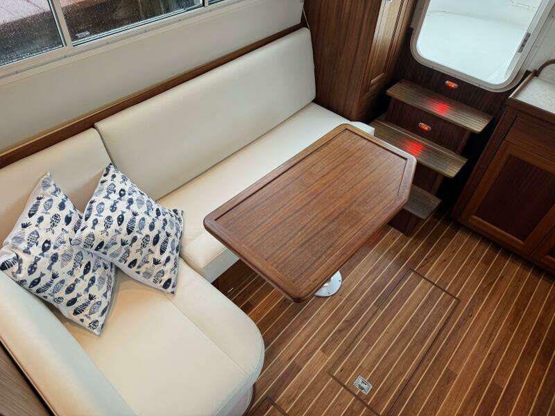 22 Nordic Tug 34 Salon Settee