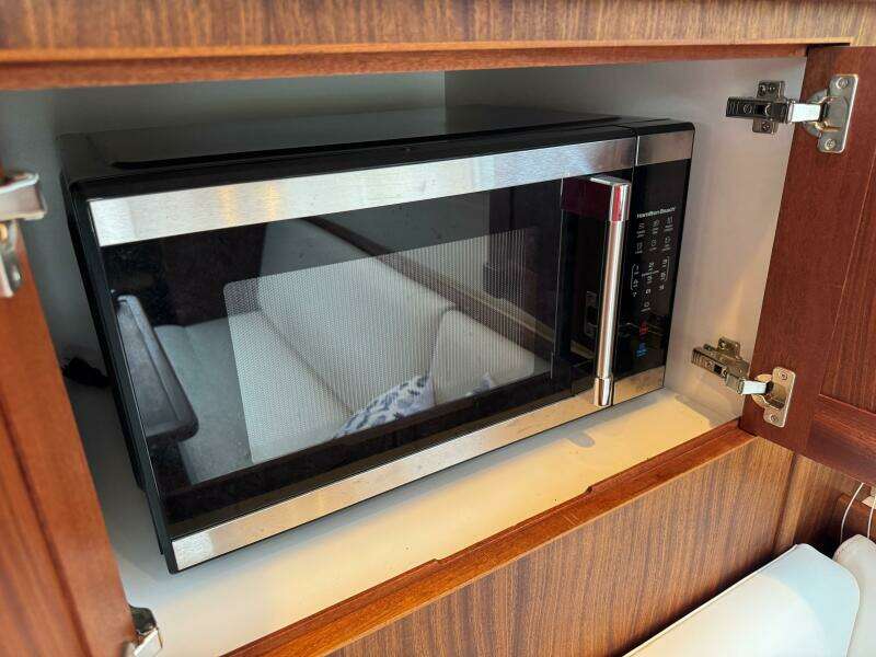 28 Nordic Tug 34 Microwave