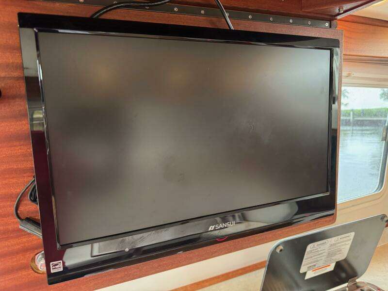 24 Nordic Tug 34 Salon TV